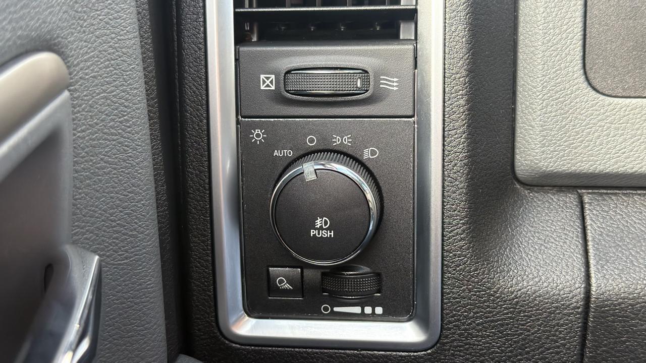RAM 1500 4WD Crew Cab 140.5" Big Horn 2013
