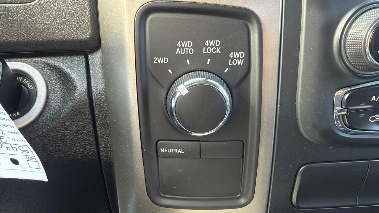 RAM 1500 4WD Crew Cab 140.5" Big Horn 2013