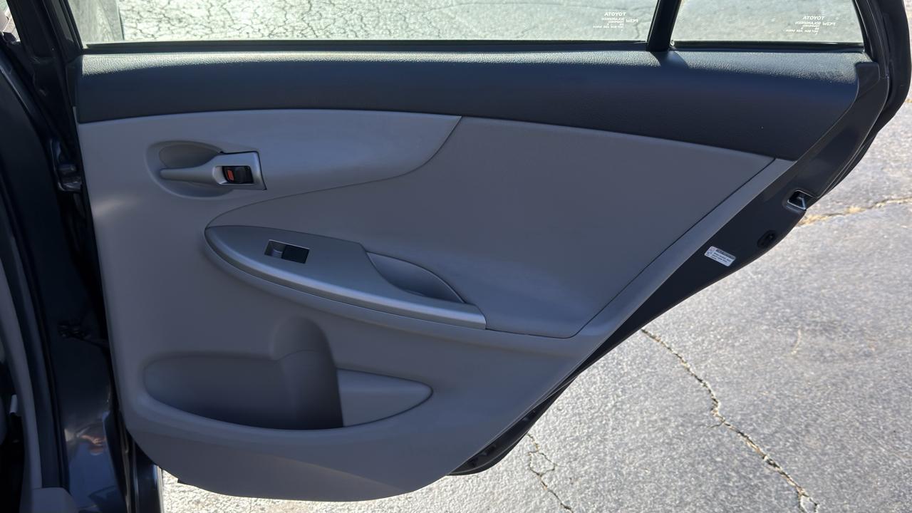 Toyota Corolla 4dr Sdn Auto LE (Natl) 2013