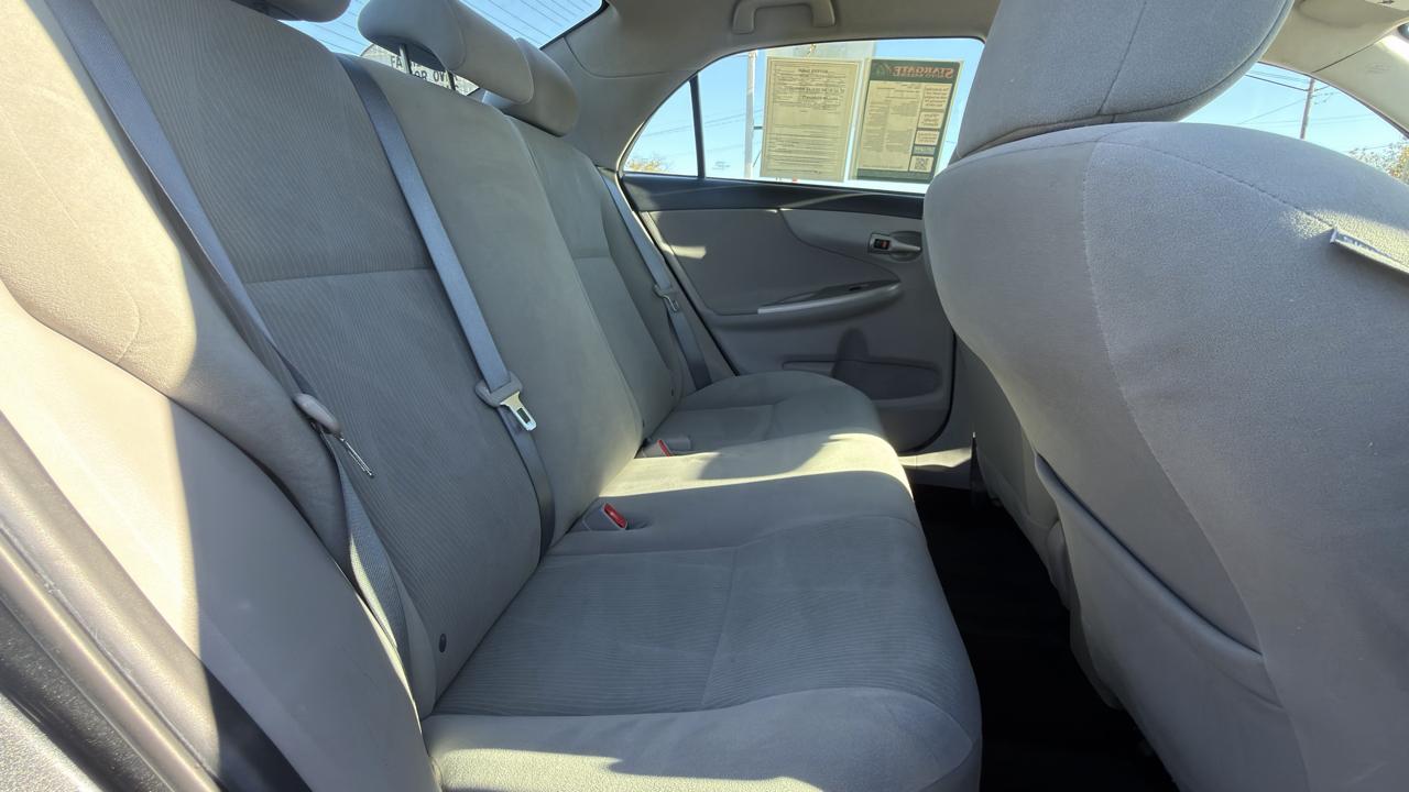 Toyota Corolla 4dr Sdn Auto LE (Natl) 2013