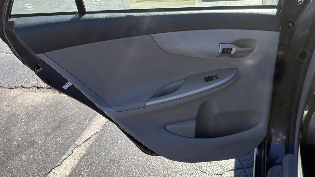Toyota Corolla 4dr Sdn Auto LE (Natl) 2013