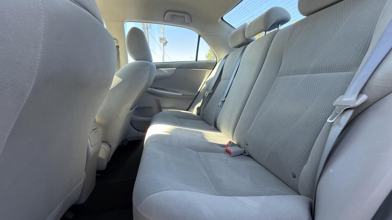 Toyota Corolla 4dr Sdn Auto LE (Natl) 2013
