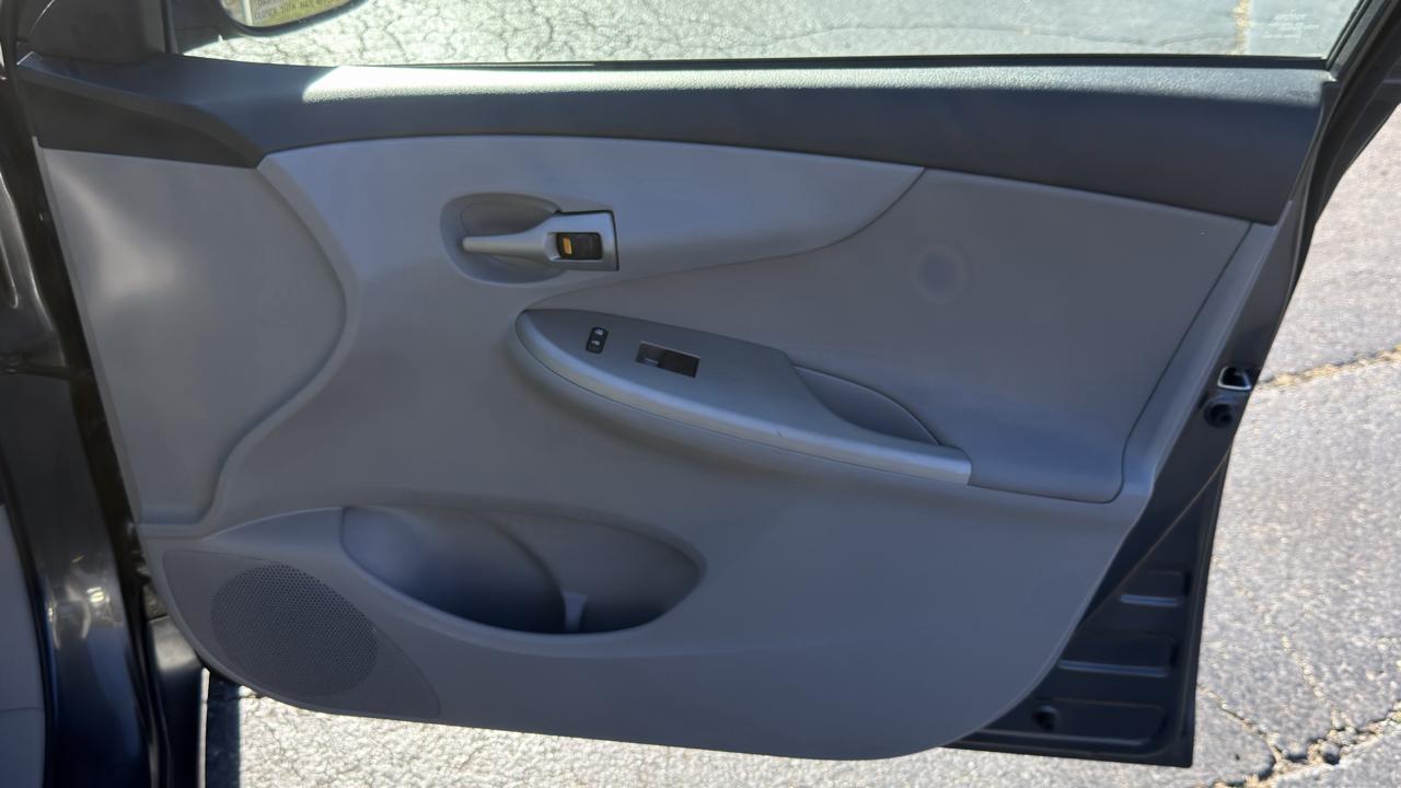 Toyota Corolla 4dr Sdn Auto LE (Natl) 2013