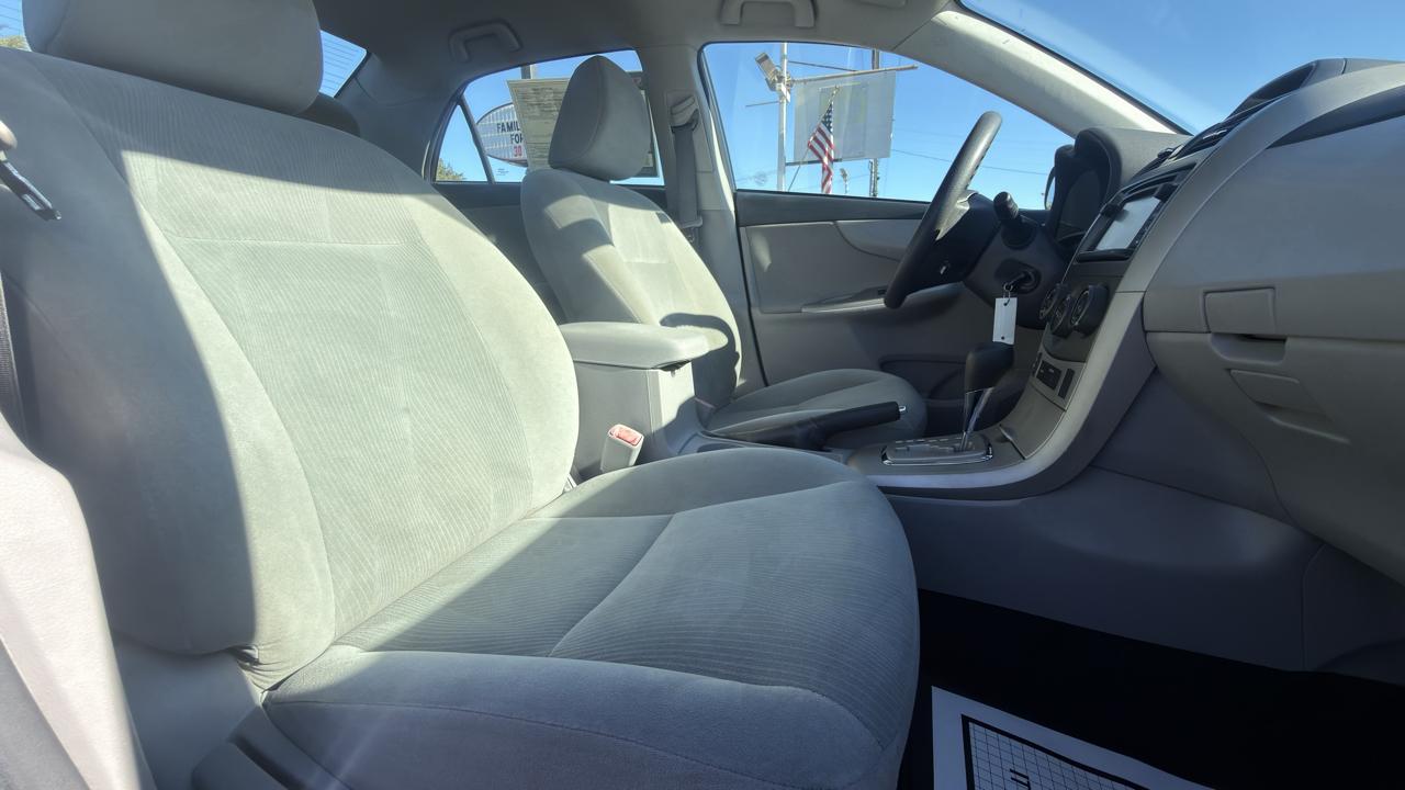 Toyota Corolla 4dr Sdn Auto LE (Natl) 2013