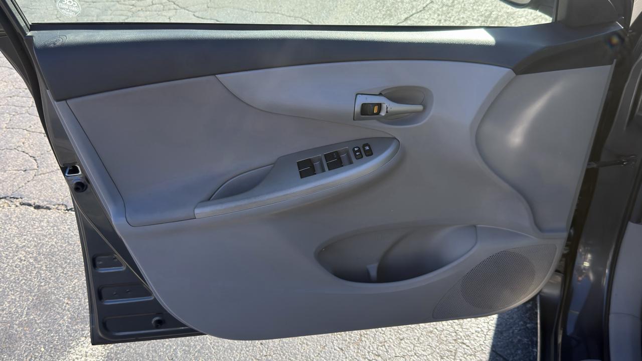 Toyota Corolla 4dr Sdn Auto LE (Natl) 2013