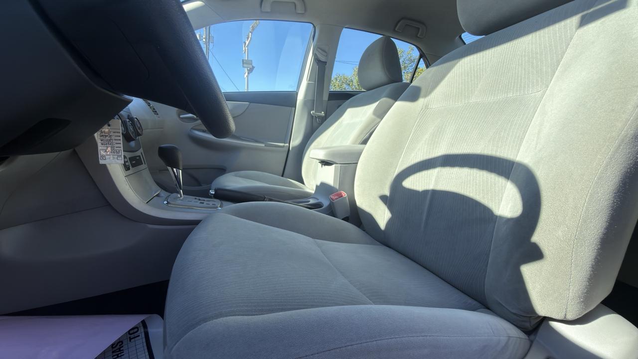 Toyota Corolla 4dr Sdn Auto LE (Natl) 2013