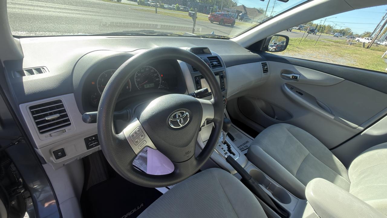 Toyota Corolla 4dr Sdn Auto LE (Natl) 2013