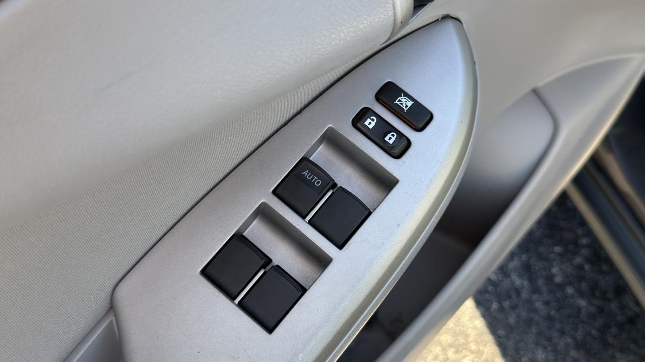Toyota Corolla 4dr Sdn Auto LE (Natl) 2013