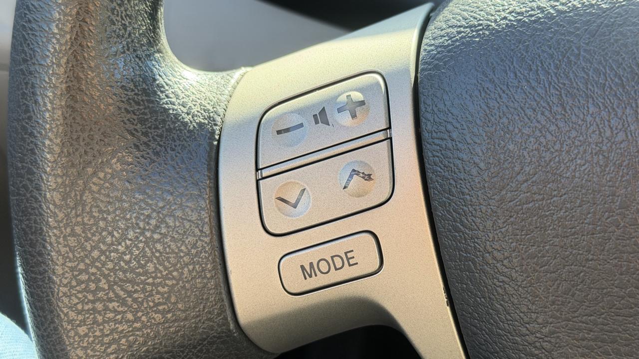 Toyota Corolla 4dr Sdn Auto LE (Natl) 2013