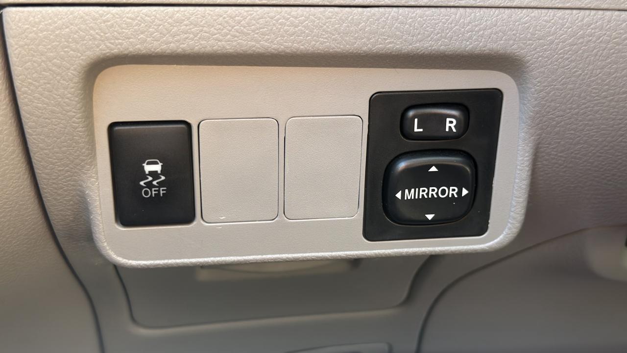Toyota Corolla 4dr Sdn Auto LE (Natl) 2013