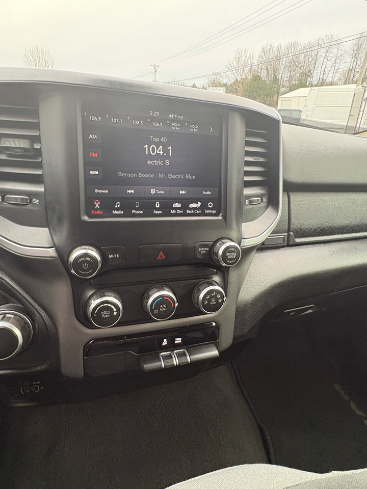 RAM 1500 Big Horn 4x4 Crew Cab 5'7" Box 2020