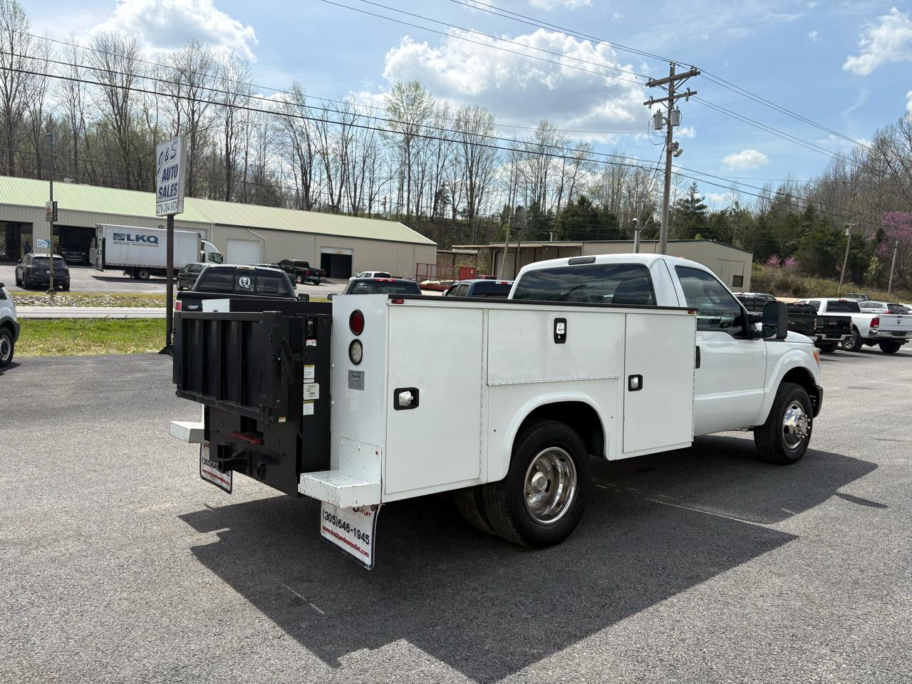 Ford Super Duty F-350 DRW 2WD Reg Cab 165" WB 84" CA XLT 2015