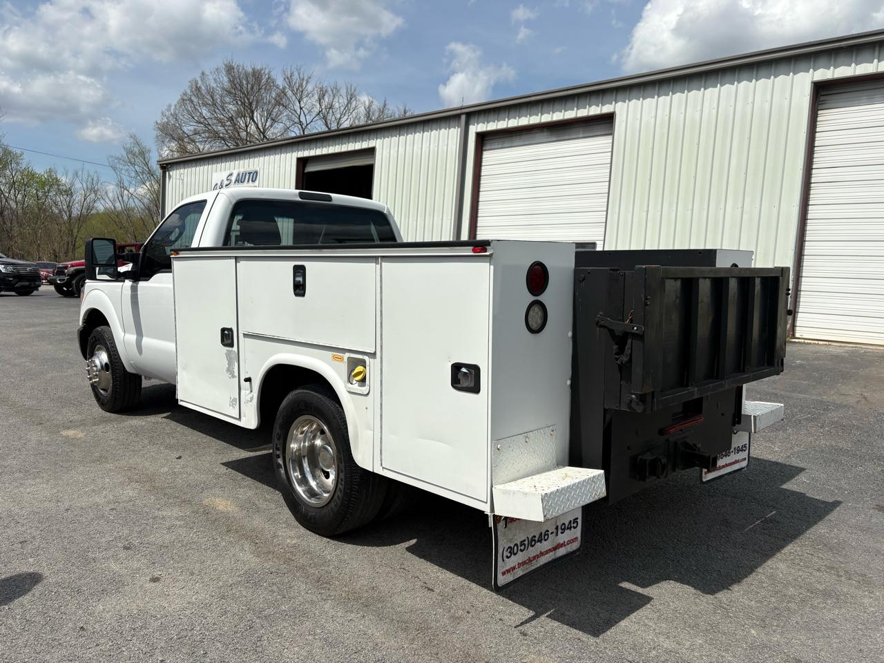 Ford Super Duty F-350 DRW 2WD Reg Cab 165" WB 84" CA XLT 2015