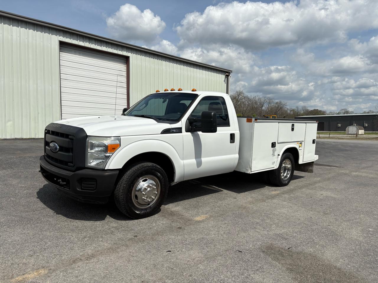 Ford Super Duty F-350 DRW 2WD Reg Cab 165" WB 84" CA XLT 2015