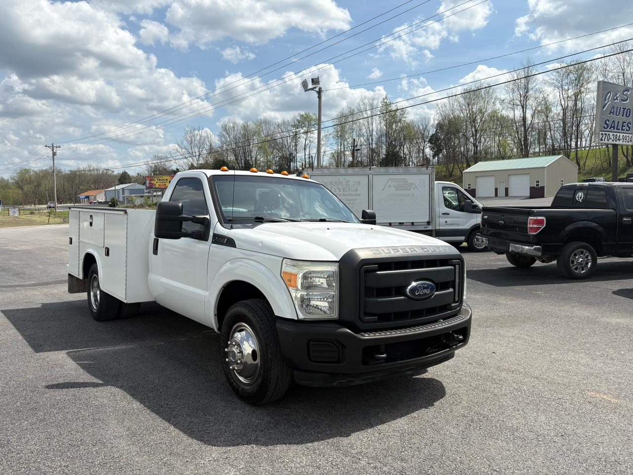 Ford Super Duty F-350 DRW 2WD Reg Cab 165" WB 84" CA XLT 2015