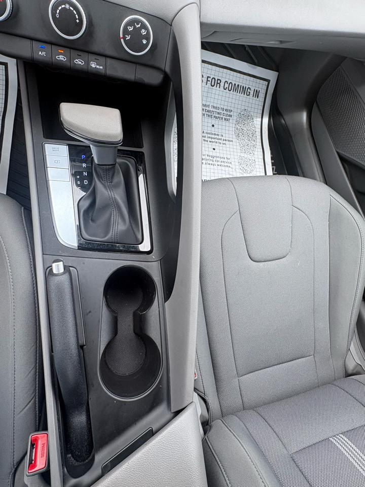 Hyundai Elantra SE IVT 2025