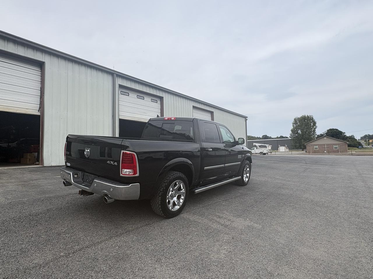 RAM 1500 Laramie 4x4 Crew Cab 5'7" Box 2017