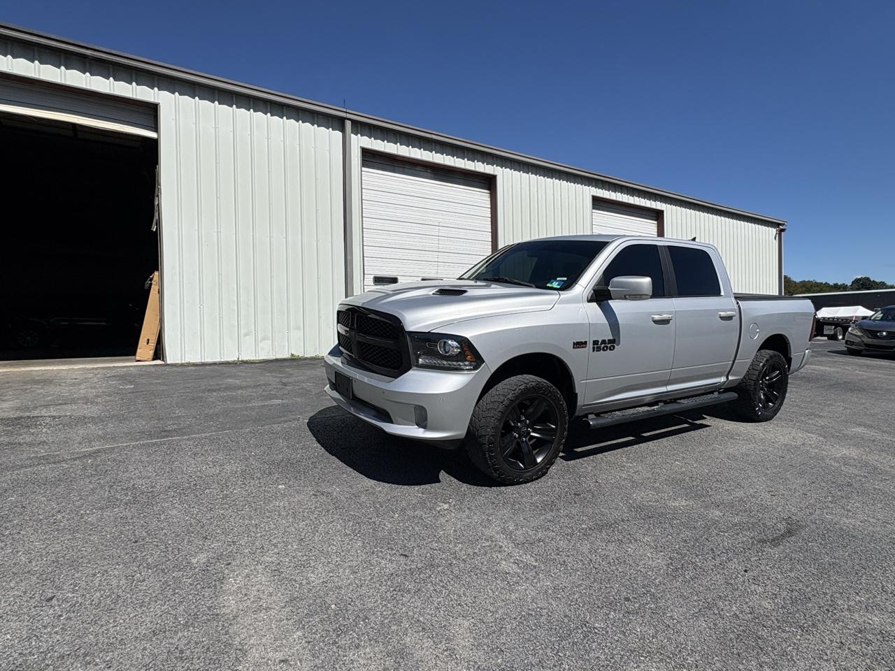 RAM 1500 4WD Crew Cab 140.5" SLT 2017