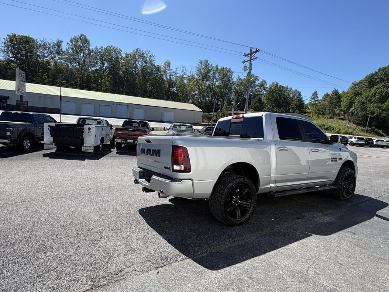 RAM 1500 4WD Crew Cab 140.5" SLT 2017