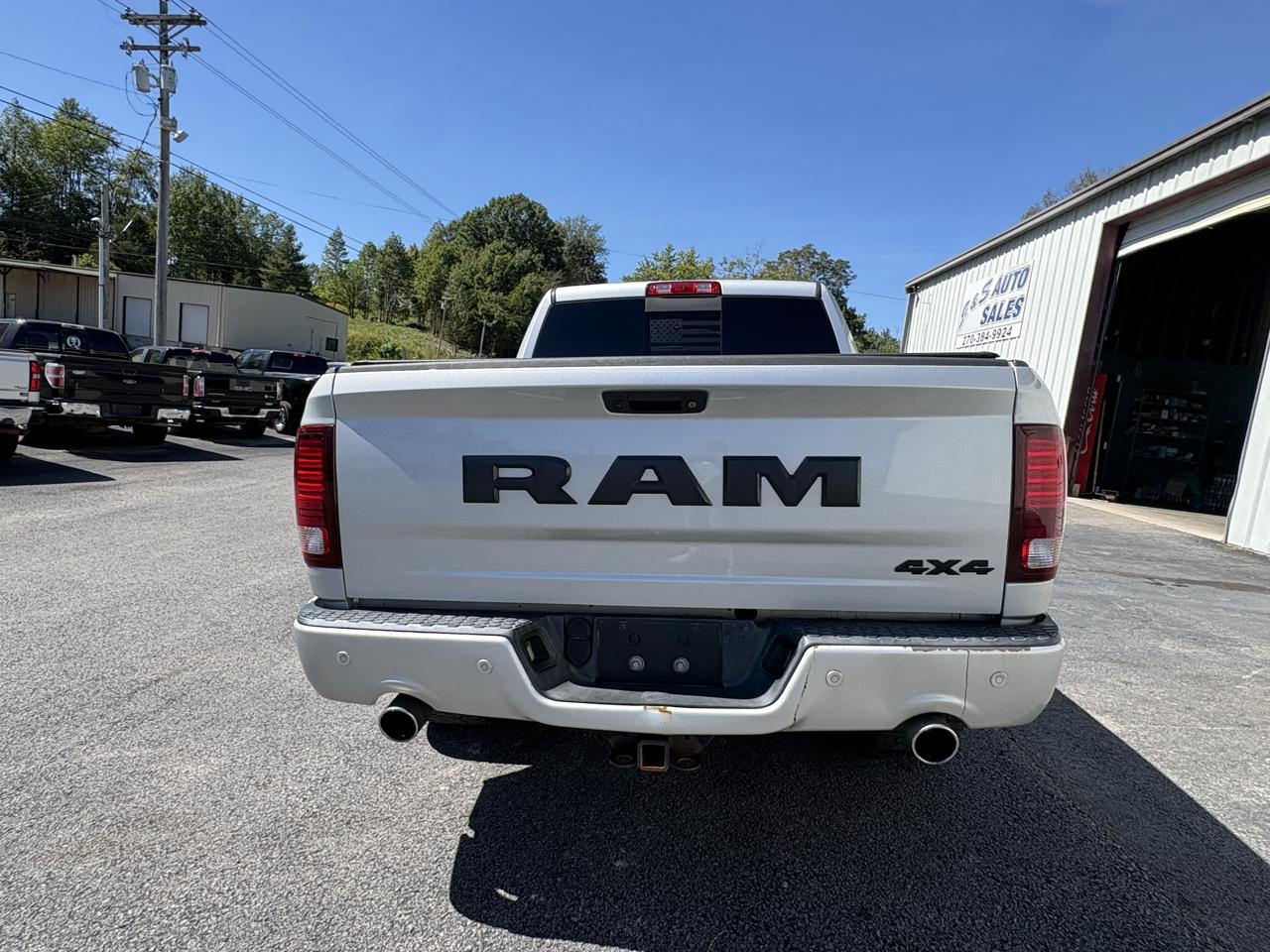 RAM 1500 4WD Crew Cab 140.5" SLT 2017
