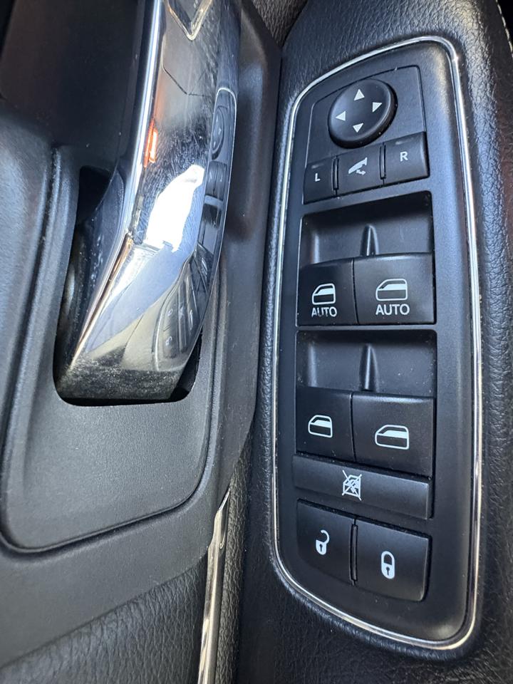 RAM 1500 4WD Crew Cab 140.5" SLT 2017