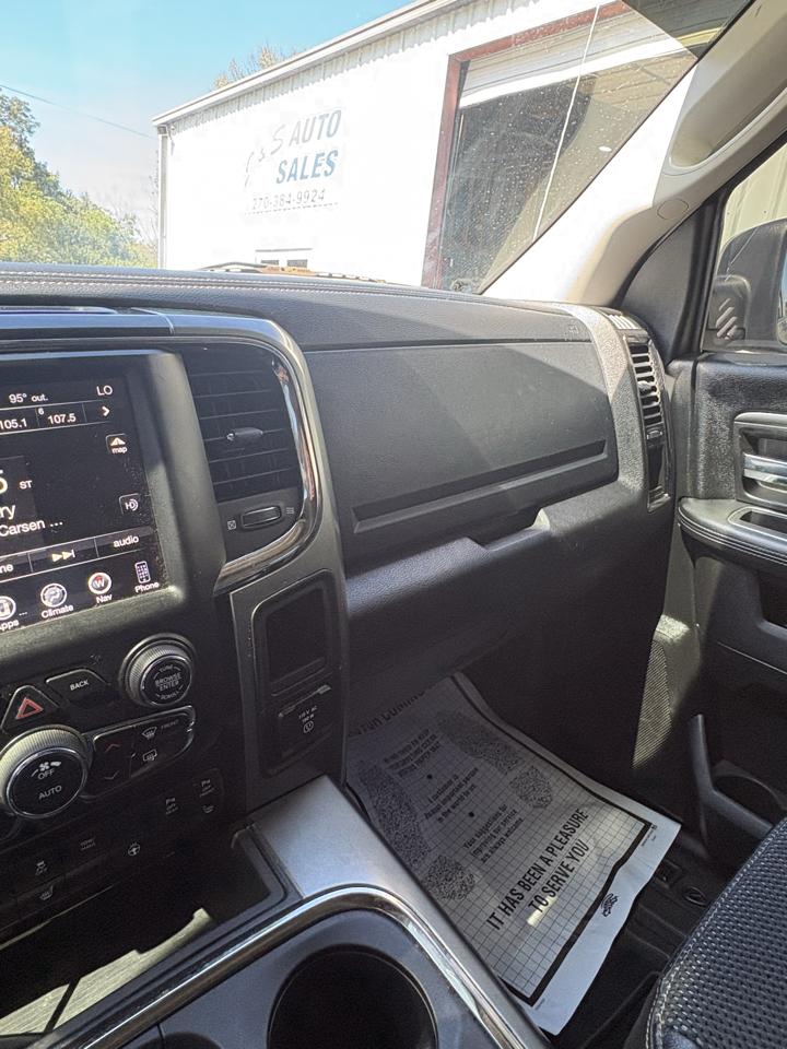RAM 1500 4WD Crew Cab 140.5" SLT 2017