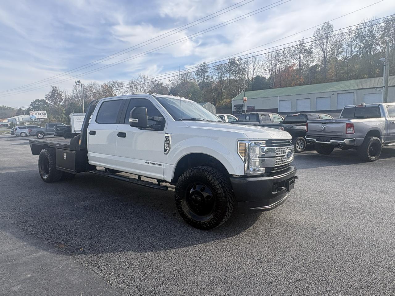 Ford Super Duty F-350 DRW Lariat 4WD Crew Cab 179" WB 60" CA 2019