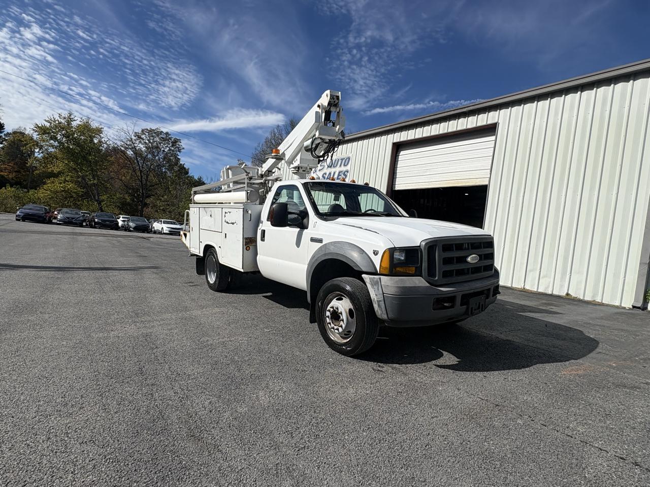Ford Super Duty F-450 DRW Reg Cab 141" WB 60" CA XLT 2005