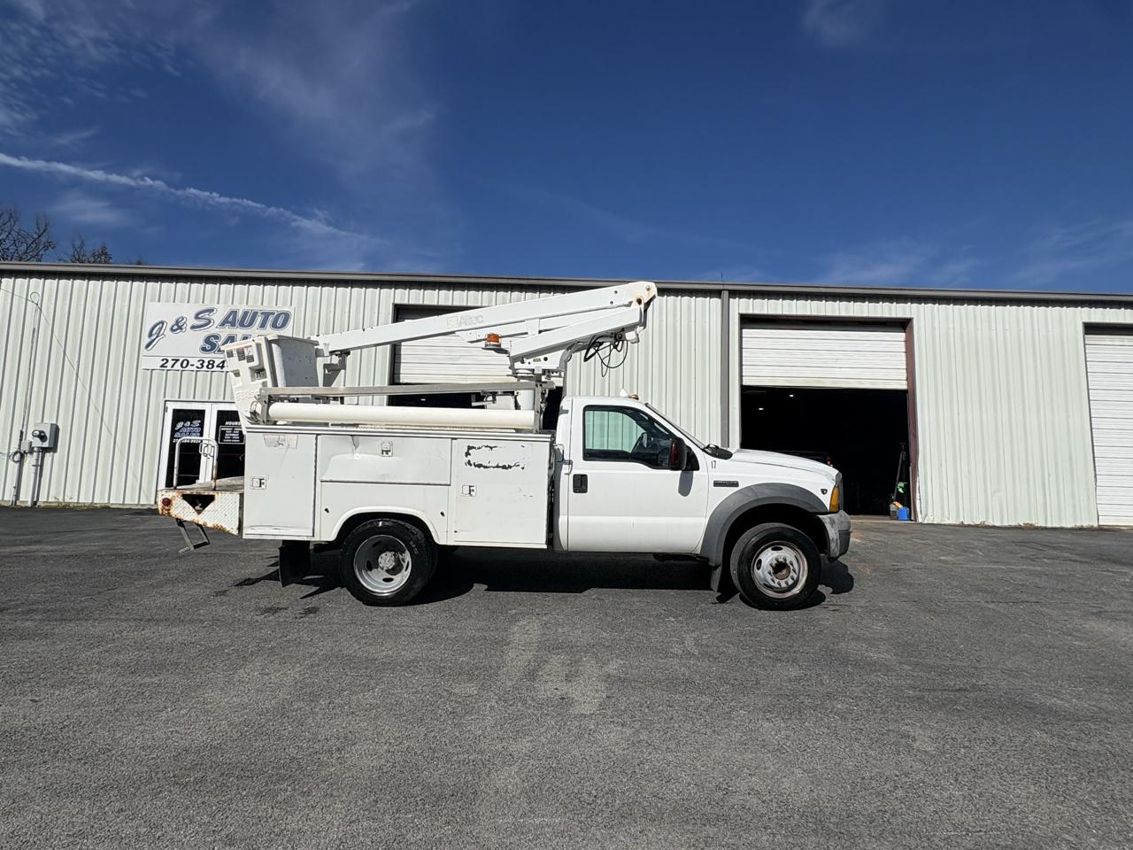 Ford Super Duty F-450 DRW Reg Cab 141" WB 60" CA XLT 2005