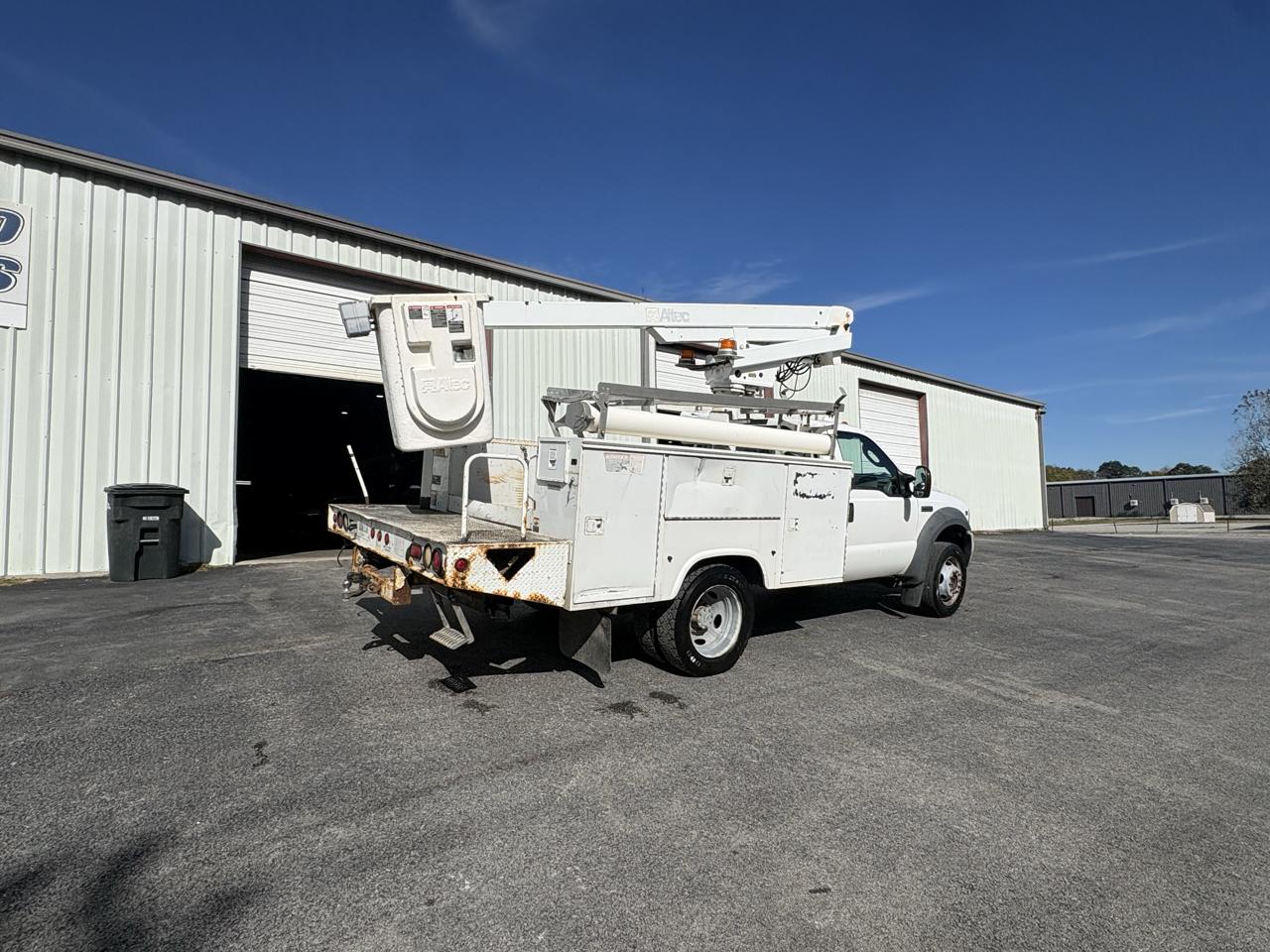 Ford Super Duty F-450 DRW Reg Cab 141" WB 60" CA XLT 2005