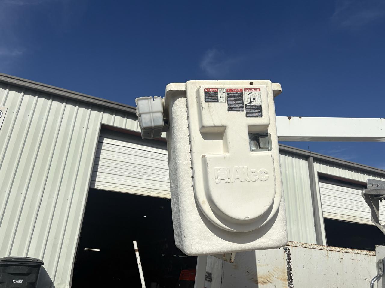Ford Super Duty F-450 DRW Reg Cab 141" WB 60" CA XLT 2005