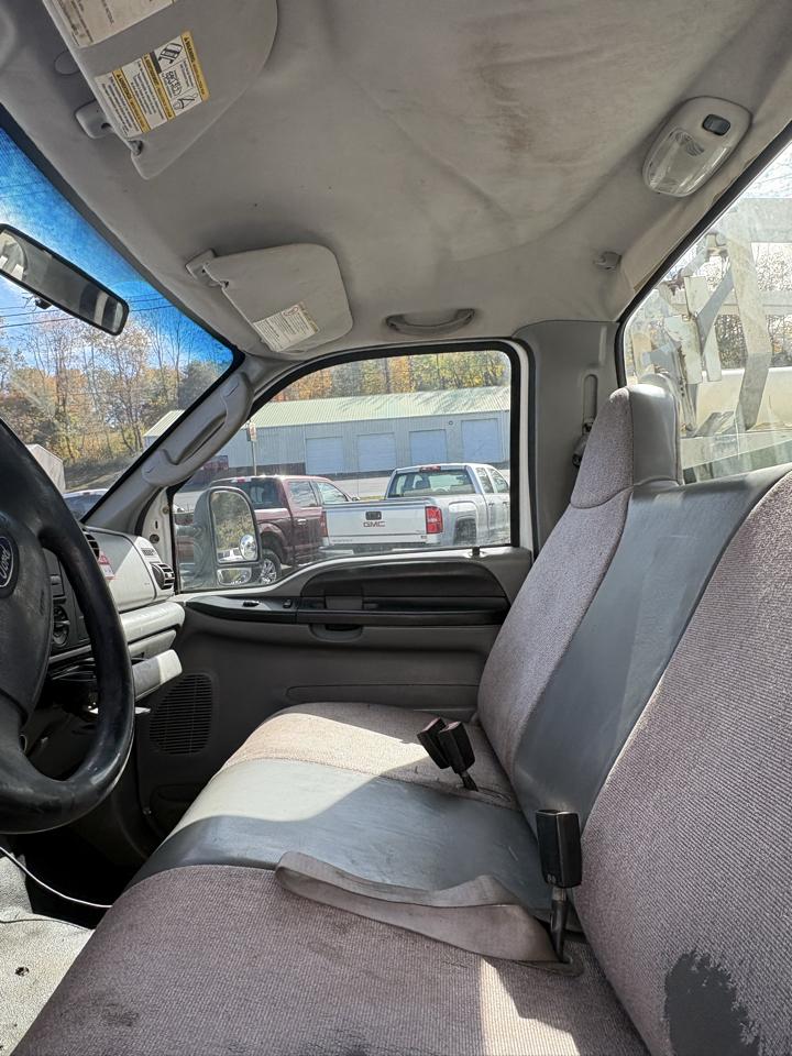 Ford Super Duty F-450 DRW Reg Cab 141" WB 60" CA XLT 2005