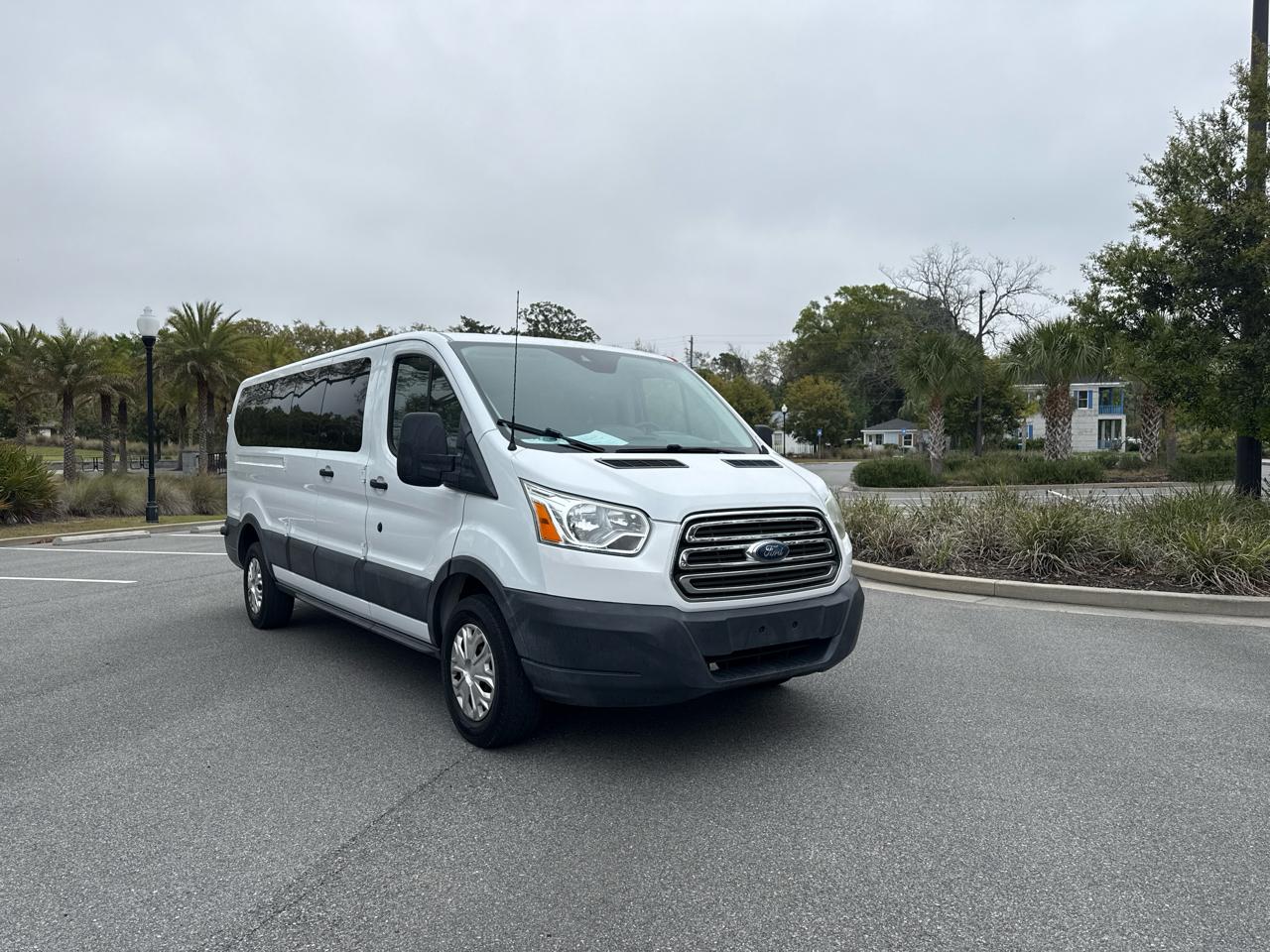 Ford Transit 350 Wagon Low Roof XLT 60/40 Pass. 148-in. WB 2015