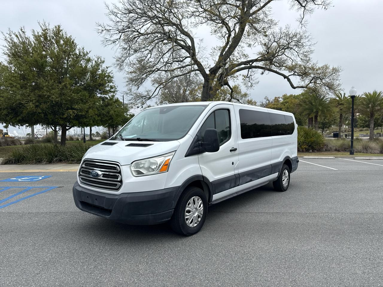 Ford Transit 350 Wagon Low Roof XLT 60/40 Pass. 148-in. WB 2015