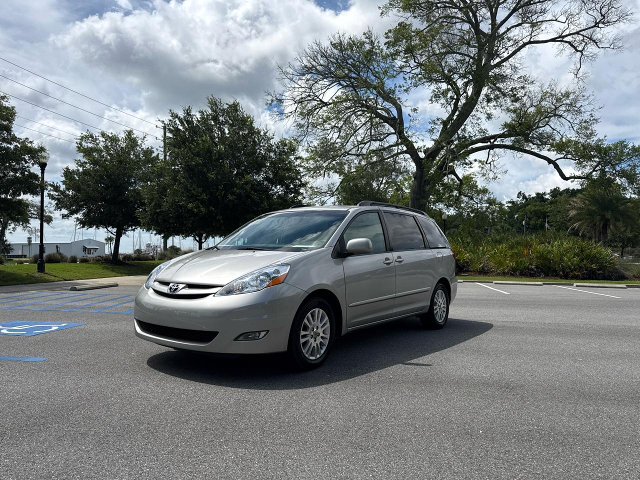 Toyota Sienna XLE FWD 2010