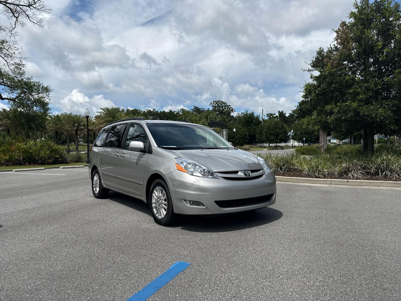 Toyota Sienna XLE FWD 2010
