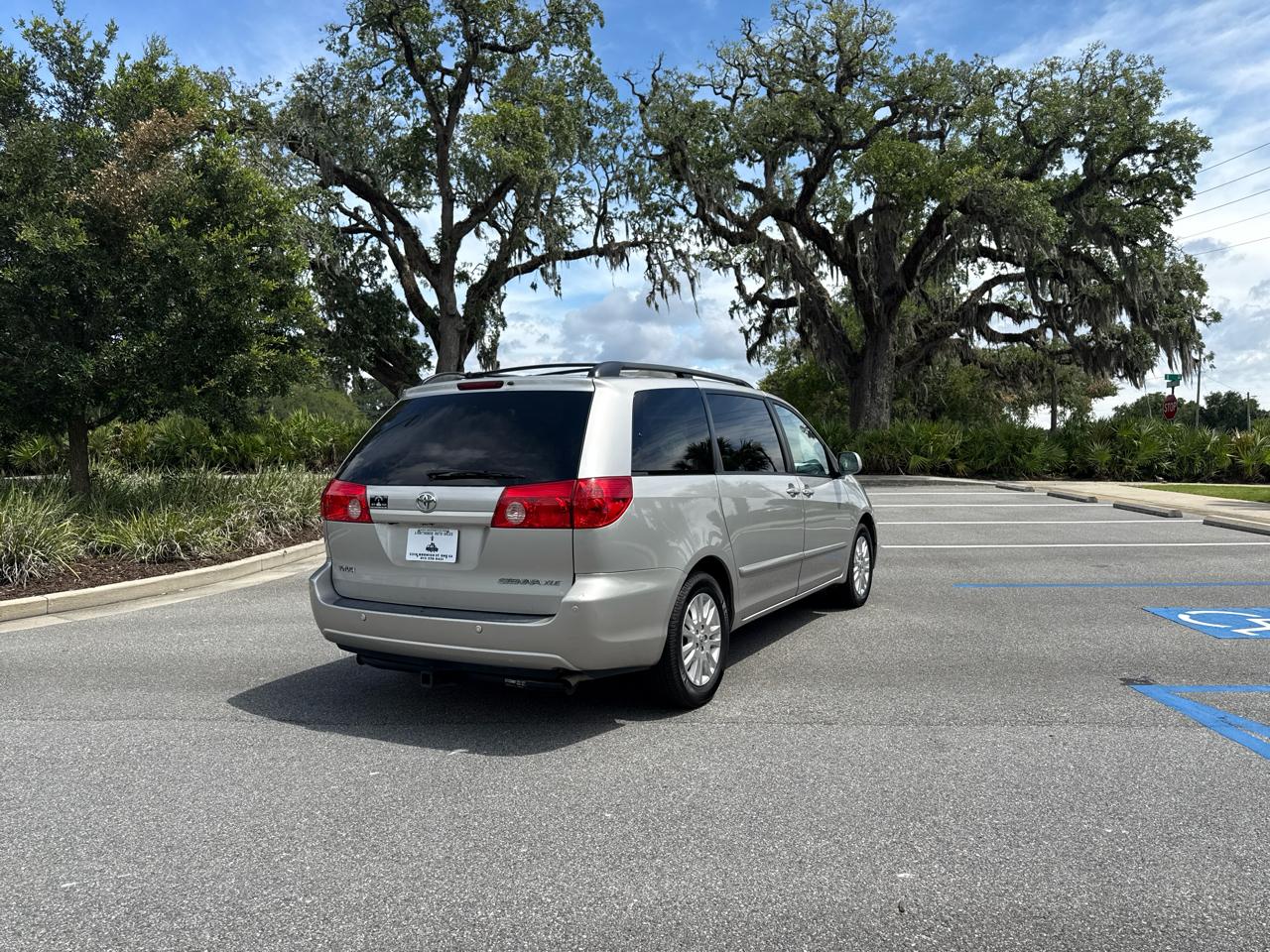 Toyota Sienna XLE FWD 2010