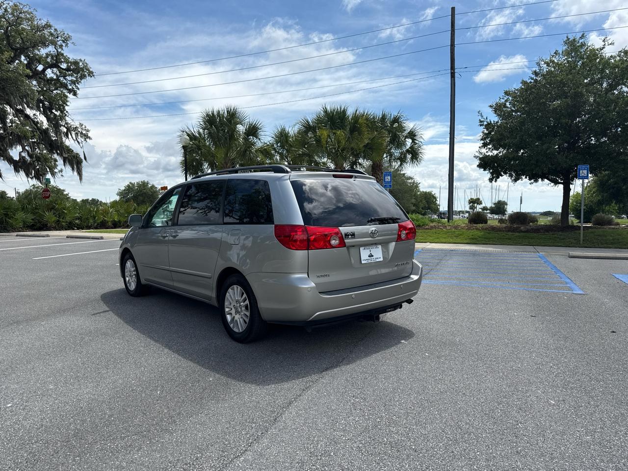 Toyota Sienna XLE FWD 2010