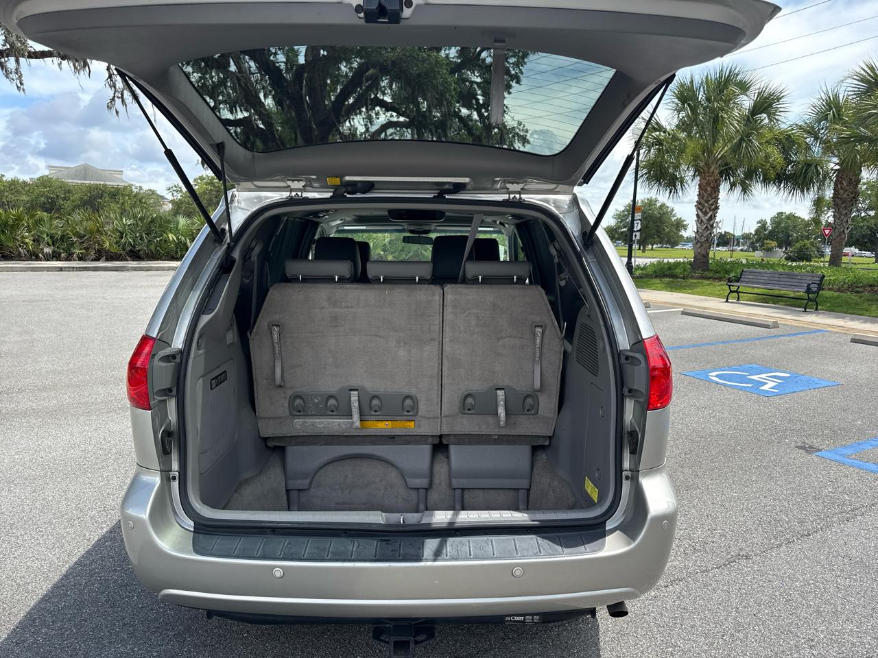 Toyota Sienna XLE FWD 2010