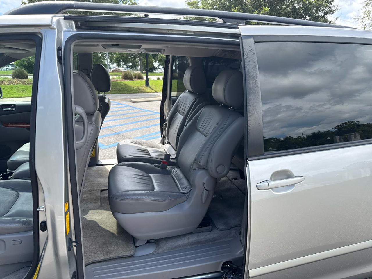 Toyota Sienna XLE FWD 2010