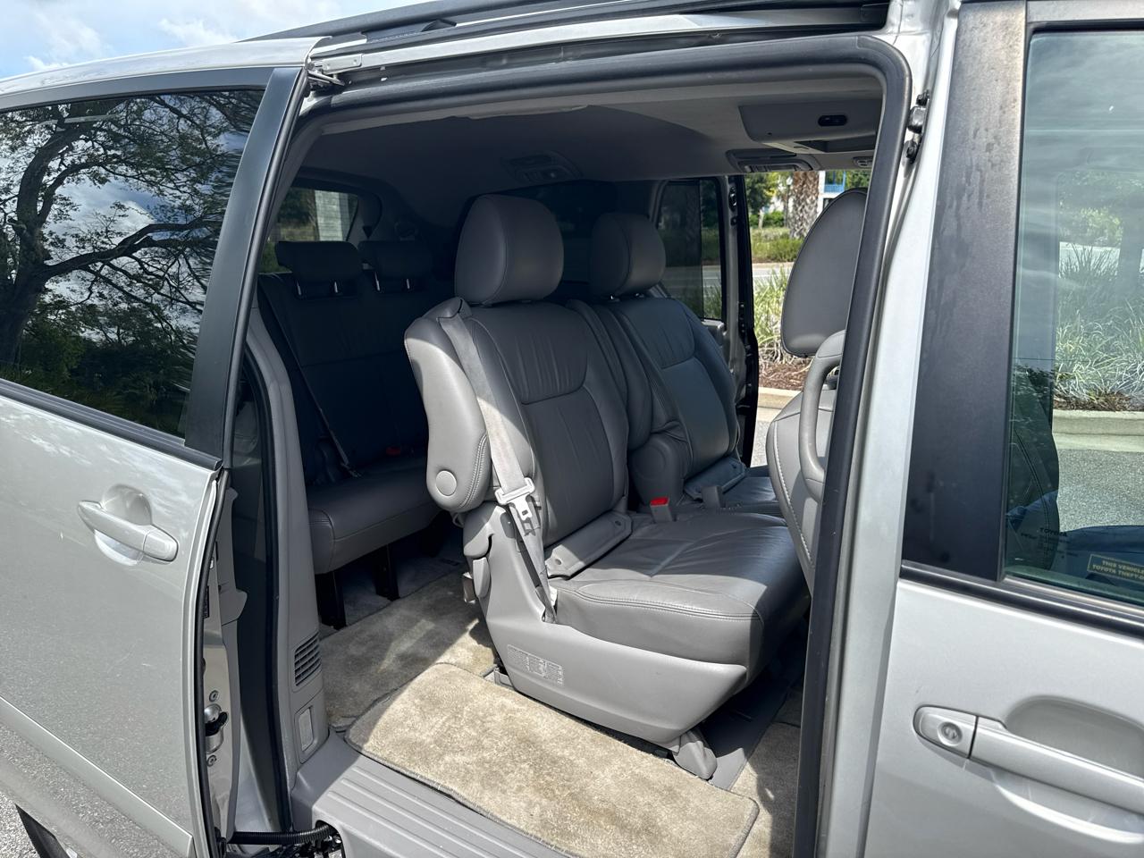 Toyota Sienna XLE FWD 2010