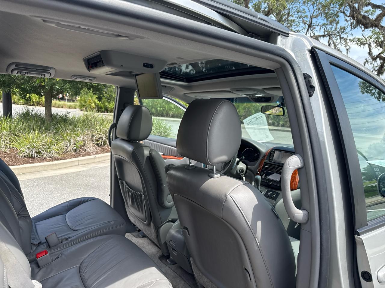 Toyota Sienna XLE FWD 2010