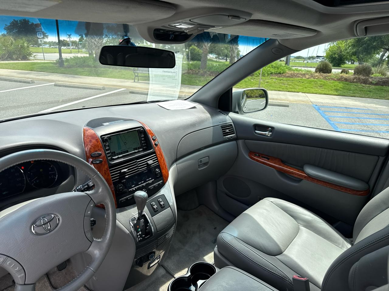 Toyota Sienna XLE FWD 2010