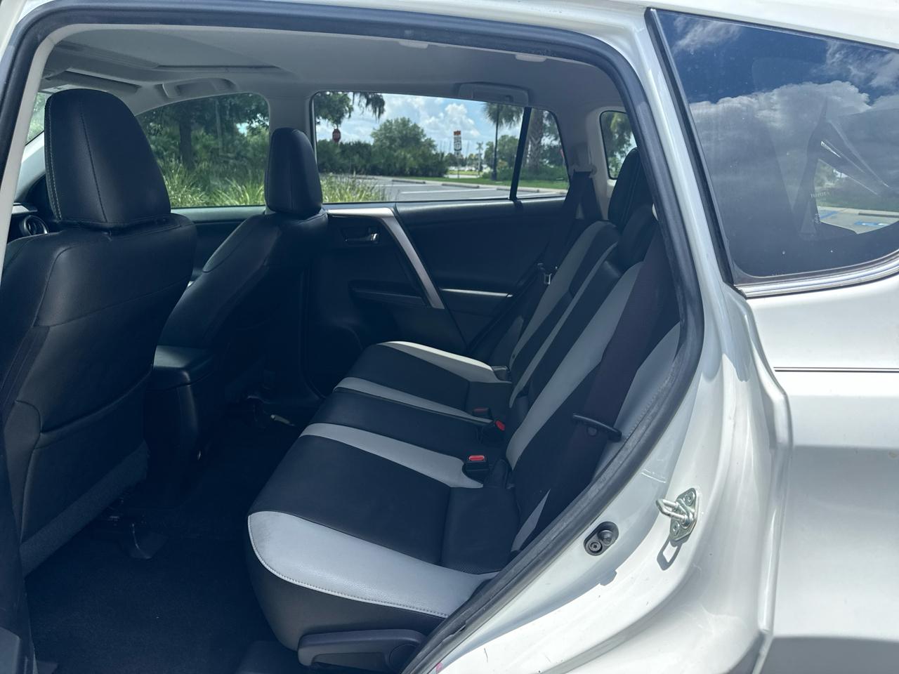 Toyota RAV4 XLE FWD 2017