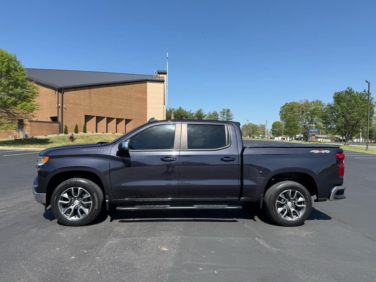 Chevrolet Silverado 1500 LT Crew Cab 4WD 2022