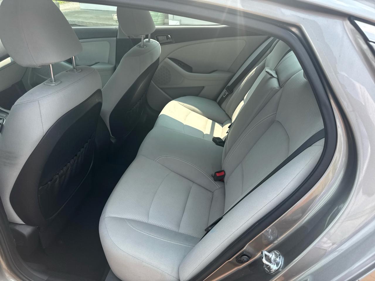 Kia Optima LX MT 2013