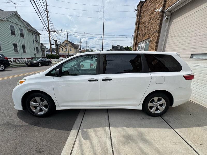 Toyota Sienna LE 7-Passenger Mobility 2019