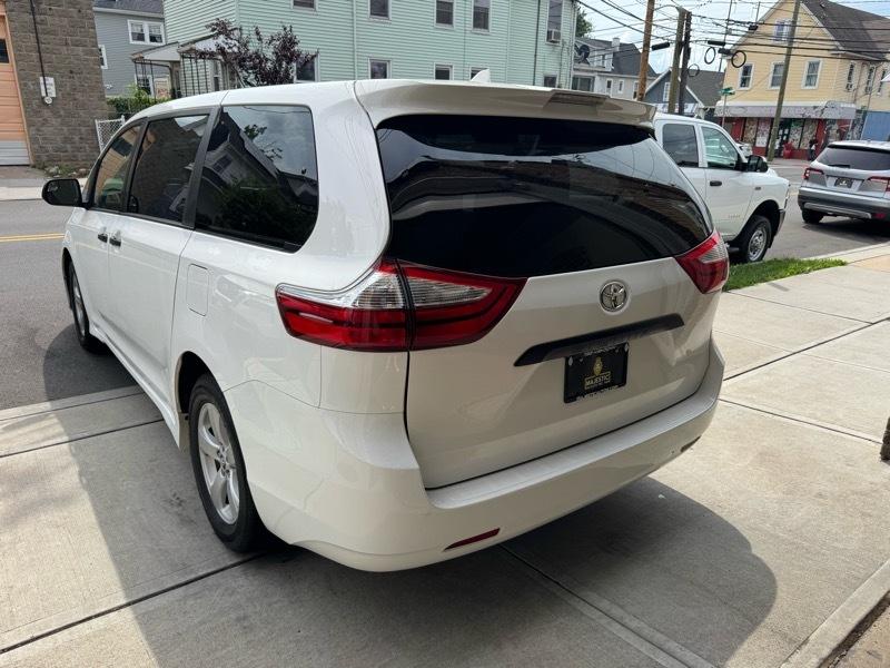 Toyota Sienna LE 7-Passenger Mobility 2019