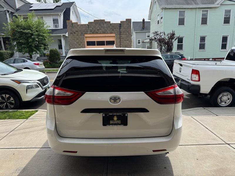 Toyota Sienna LE 7-Passenger Mobility 2019