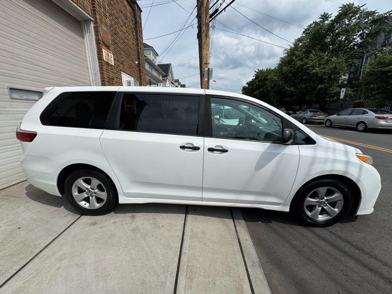 Toyota Sienna LE 7-Passenger Mobility 2019